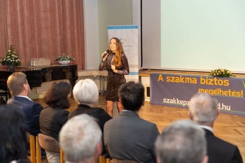 Énekszám: Horák Renáta, Szegedi Nemzeti Színház énekkarának tagja